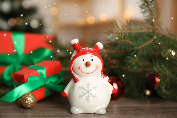 Composição Natal Com Boneco Neve Decorativo Mesa Madeira — Fotografia de Stock