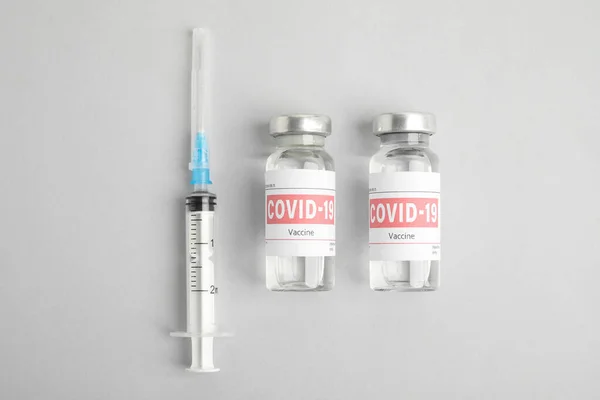 Vials Coronavirus Vaccine Syringe Light Background Flat Lay — Stock Photo, Image