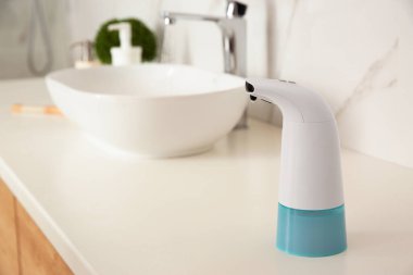 Modern otomatik sabun makinesi banyoda tezgahın üstünde. Metin için boşluk