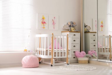 Bebek odasının içinde duvarda güzel resimler var.