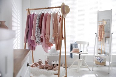 İçerde şık kadın kıyafetleriyle doldur. İç tasarım