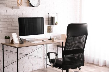 Modern ofis içinde masa başında rahat bir sandalye.