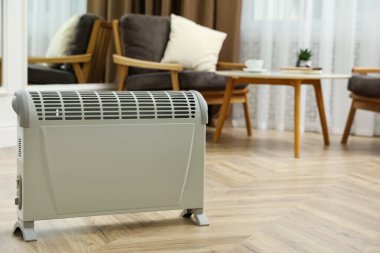 Evde yerde modern elektrikli ısıtıcı var. Metin için boşluk