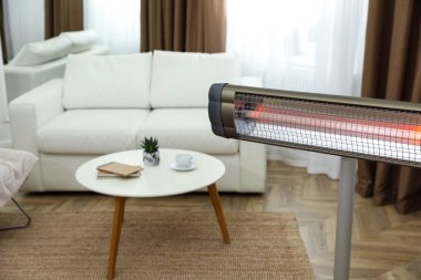Modern elektrikli kızılötesi ısıtıcı odada. Metin için boşluk