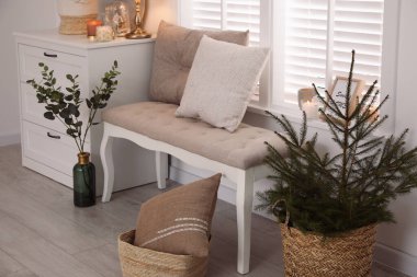 Noel için dekore edilmiş güzel bir oda, köknar saksısıyla.