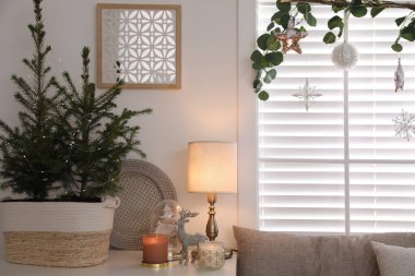 Noel için güzel bir iç mekan, çömleklerle süslenmiş.