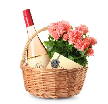 Beyaz arkaplanda hediyeler olan hasır sepet.