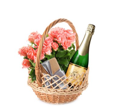 Beyaz arkaplanda hediyeler olan hasır sepet.