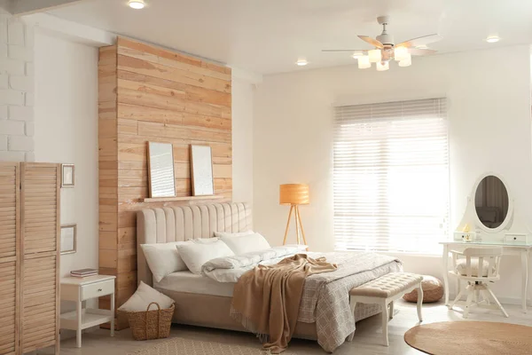 Elegante Dormitorio Interior Con Ventilador Techo Moderno Cómodo Banco — Foto de Stock