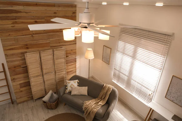 Stilfuld Stue Interiør Med Moderne Loft Fan Komfortabel Sofa - Stock-foto