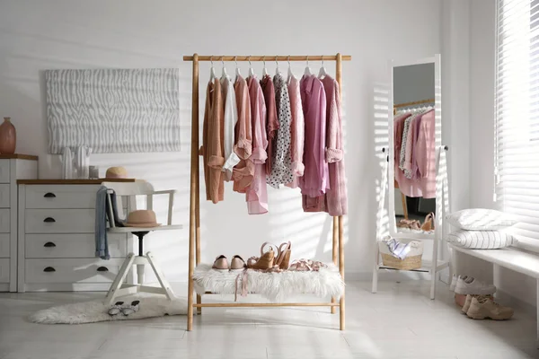 Bastidor Con Ropa Mujer Con Estilo Interior Diseño Interiores — Foto de Stock