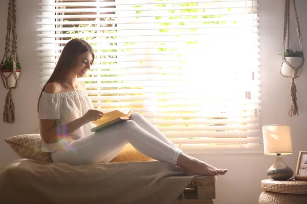 Bella Giovane Donna Che Legge Libro Vicino Alla Finestra Casa — Foto Stock