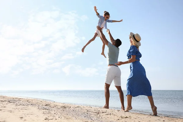 Familia Feliz Playa Soleado Día Verano — Foto de Stock