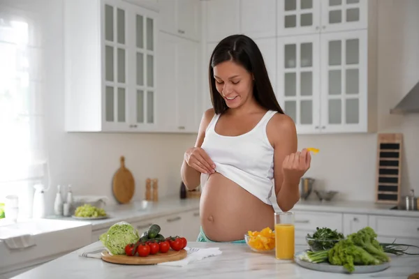 Jovem Mulher Grávida Com Fatia Pimentão Perto Mesa Cozinha Cuidar — Fotografia de Stock