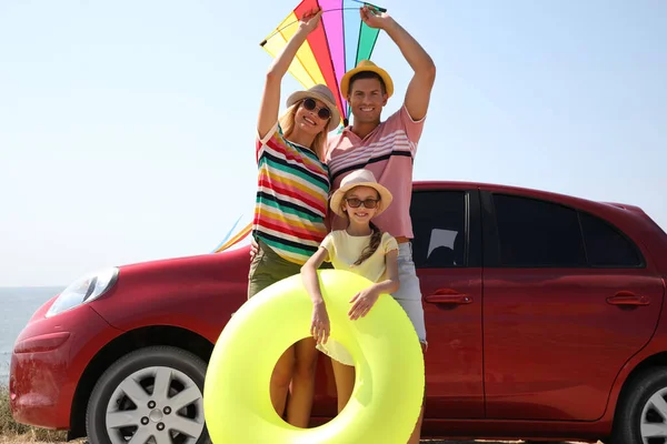 Famille Heureuse Avec Anneau Gonflable Cerf Volant Près Voiture Plage — Photo