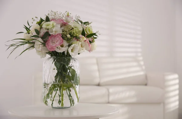 Ramo Hermosas Flores Mesa Sala Estar Espacio Para Texto Diseño —  Fotos de Stock