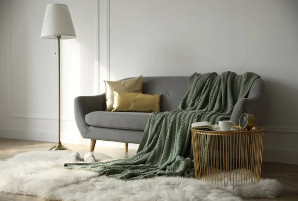 Stilvolles Interieur Mit Bequemem Sofa Strickdecke Und Couchtisch Der Nähe — Stockfoto