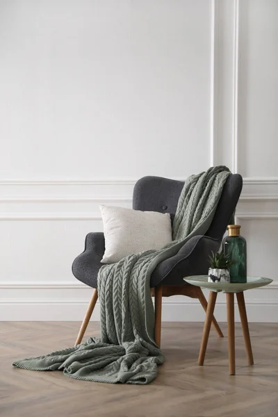 Poltrona Moderna Com Cobertor Malha Almofada Interior Quarto Elegante — Fotografia de Stock