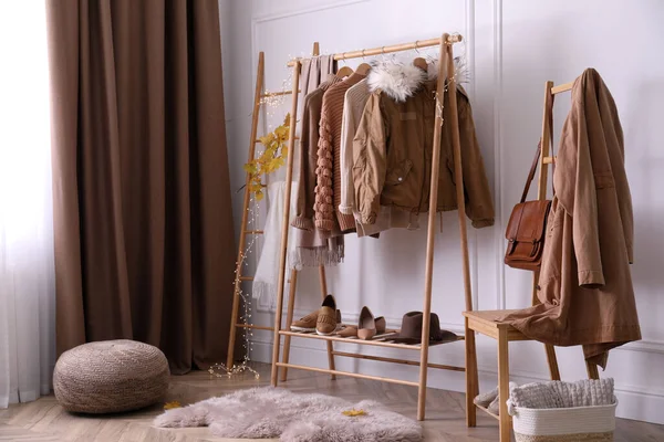 Scaffale Con Eleganti Vestiti Caldi Scarpe Accessori Camerino Moderno — Foto Stock