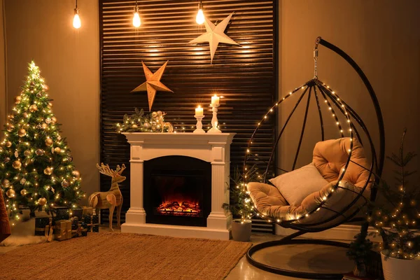 Hermoso Salón Interior Con Chimenea Silla Colgante Celebración Navidad —  Fotos de Stock