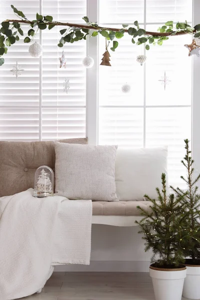 Hermoso Interior Habitación Decorada Para Navidad Con Abetos Maceta —  Fotos de Stock