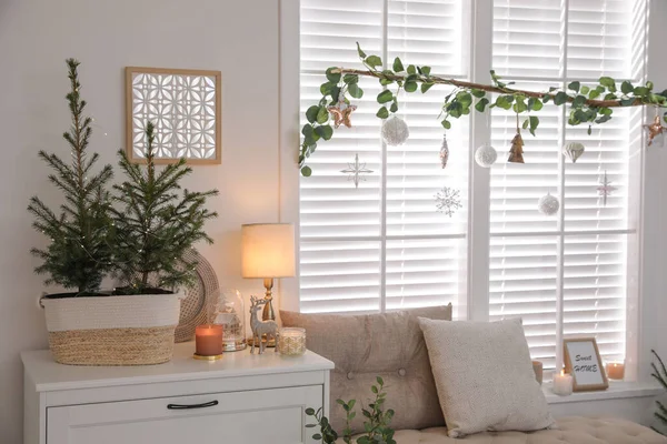 Belle Chambre Intérieure Décorée Pour Noël Avec Des Sapins Pot — Photo