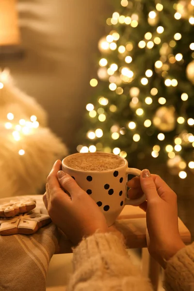 Donna Con Tazza Bevanda Calda Biscotti Natale Casa Primo Piano — Foto Stock