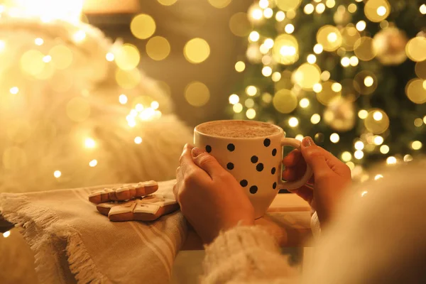 Mujer Con Taza Bebida Caliente Galletas Navidad Casa Primer Plano — Foto de Stock