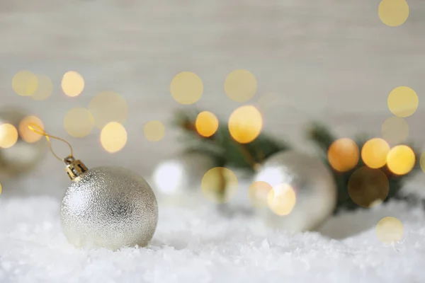 Schöne Weihnachtskugel Auf Schnee Vor Verschwommenem Hintergrund Platz Für Text — Stockfoto