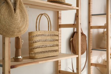 Şık bir kadının çantası ve mücevherleri butikte raflarda.