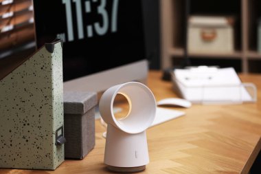 Ofisteki modern elektrikli vantilatör. Metin için boşluk