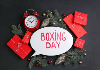 Düz kompozisyon, Noel tabelası ve siyah masa üzerinde Noel hediyeleri vardı.