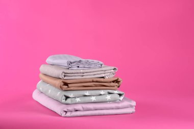 Pembe arka planda temiz çarşaf yığını