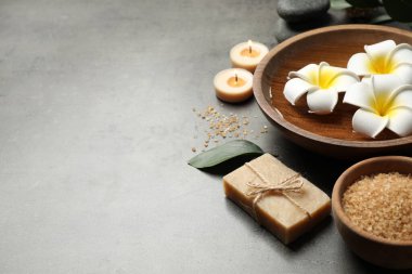 Gri masa üzerinde sabun ve spa öğeleriyle spa kompozisyonu, metin için boşluk