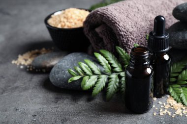 Gri masadaki aroma yağlı spa kompozisyonu, metin için boşluk