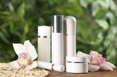 Tahta masadaki çiçek ve cilt bakım ürünleriyle harika bir spa kompozisyonu.