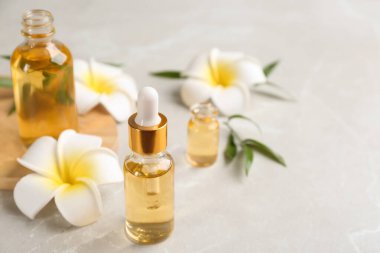 Güzel bir spa kompozisyonu aroma yağı ve mermer masa üzerinde çiçekler. Metin için boşluk