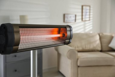 Modern elektrikli kızılötesi ısıtıcı oturma odasında, yakın plan.