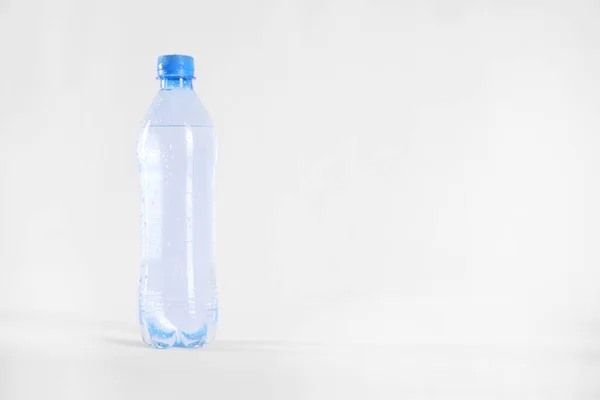 Bouteille Plastique Avec Eau Pure Isolée Sur Blanc — Photo