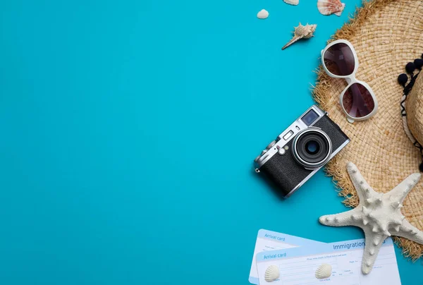 Accesorios Viaje Sobre Fondo Azul Claro Plano Espacio Para Texto —  Fotos de Stock