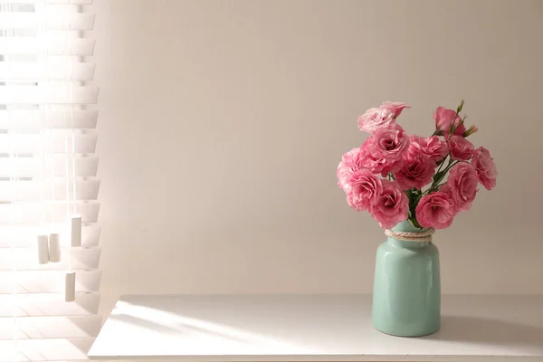 Bukett Med Vackra Eustoma Blommor Bordet Nära Ljus Vägg Plats — Stockfoto