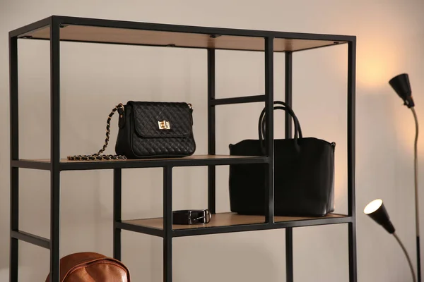 Collection Sacs Accessoires Élégants Pour Femmes Dans Une Boutique Luxe — Photo