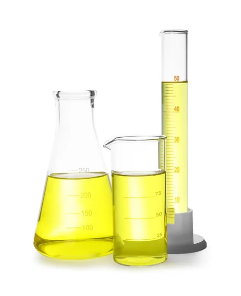 Różne Wyroby Laboratoryjne Szklane Żółtym Płynem Izolowanym Białym — Zdjęcie stockowe