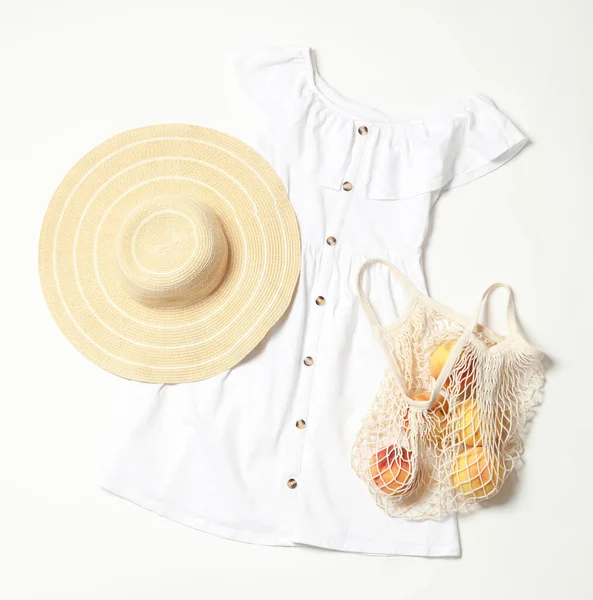 Vestido Elegante Chapéu Pêssegos Fundo Branco Flat Lay — Fotografia de Stock
