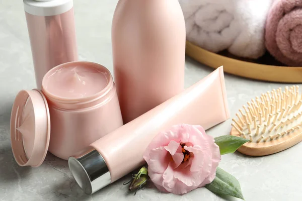 Haj Kozmetikai Termékek Kefe Virág Szürke Asztalon Közelkép — Stock Fotó