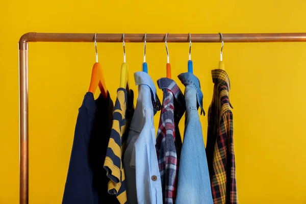 Bastidor Con Ropa Elegante Para Niños Sobre Fondo Amarillo Primer —  Fotos de Stock