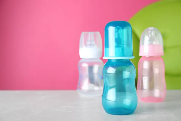 Set Botellas Plástico Sobre Mesa Ligera Sirviendo Comida Para Bebés — Foto de Stock