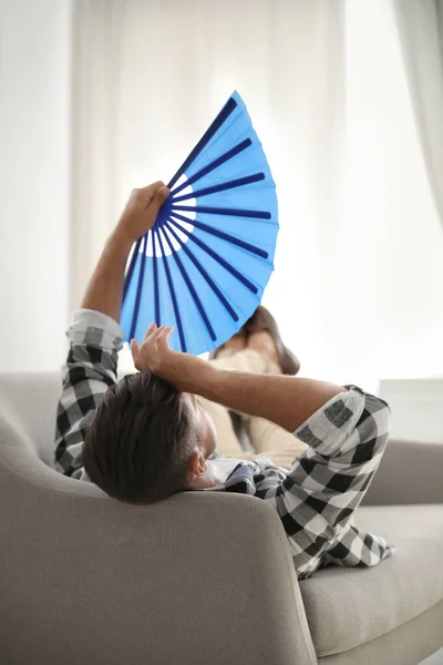 Man Med Handfläkt Liggande Soffan Sommarsäsong — Stockfoto