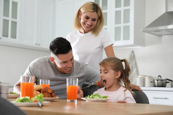 Glad Familj Som Äter Frukost Tillsammans Vid Bord Modernt Kök — Stockfoto