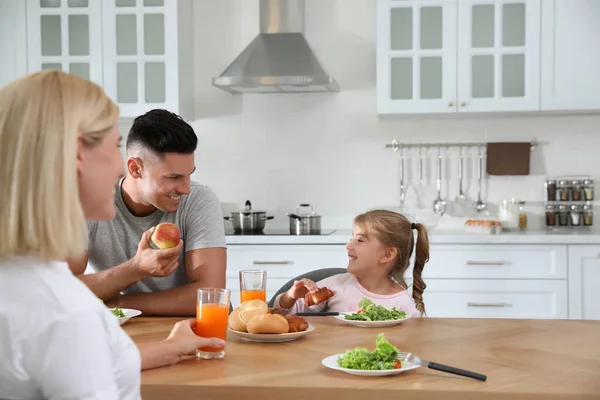 Happy Rodina Snídaní Společně Stolu Moderní Kuchyni — Stock fotografie